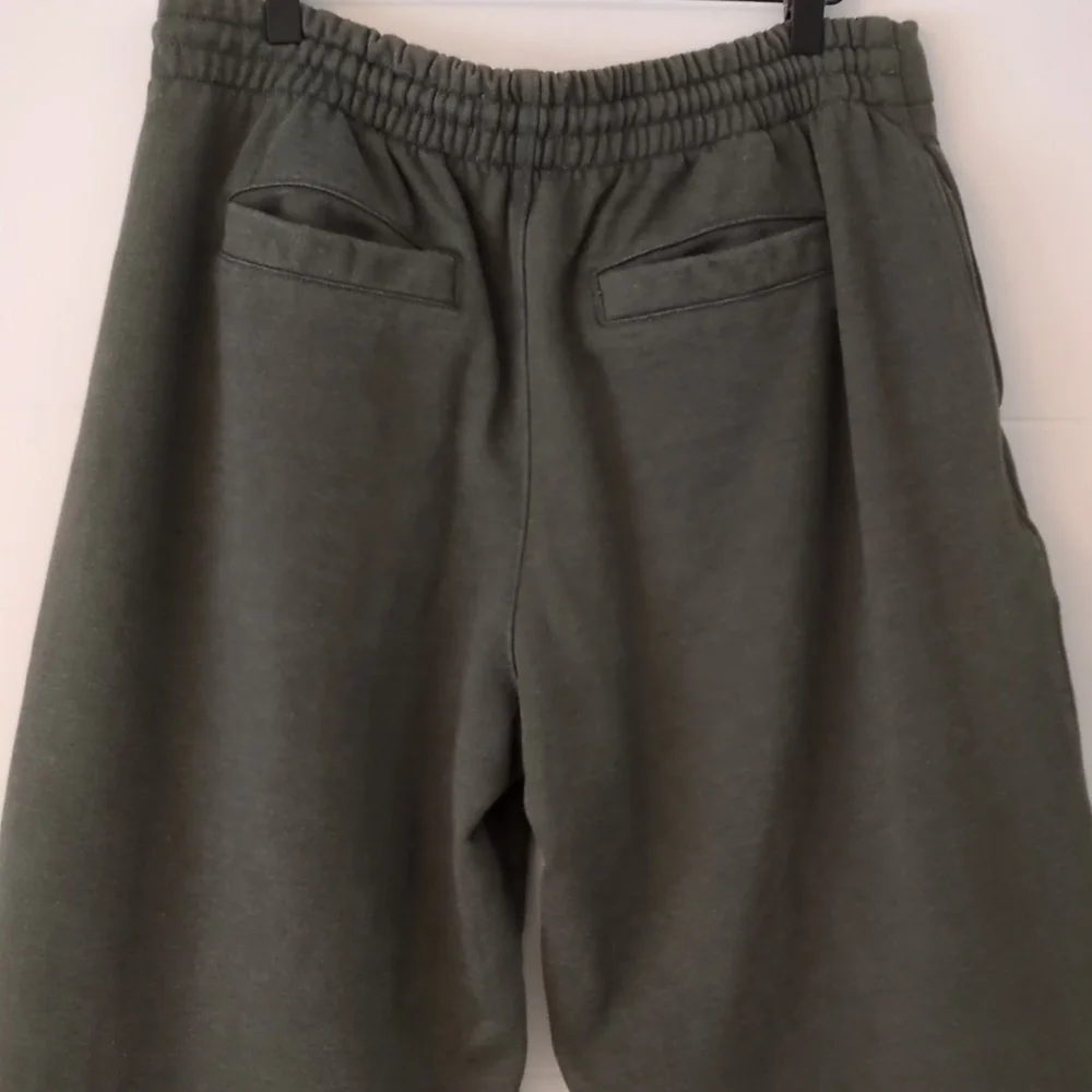 UO BDG Men's Relaxed fit Bowed Sweatpants Barely Green Athleasure Cozy Cabin L